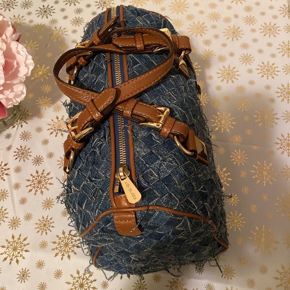 Michael Kors Greyson Satchel
DENIM 💙…Beautiful Blue
Brown Handle Accents 🤎 - Picture 2 of 14